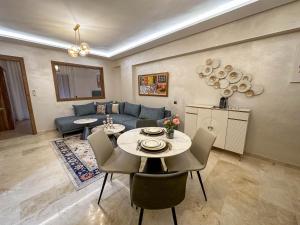 马拉喀什Bel appartement de luxe的带沙发、桌子和椅子的客厅