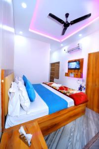 Ένα ή περισσότερα κρεβάτια σε δωμάτιο στο Hotel Sky inn Agra