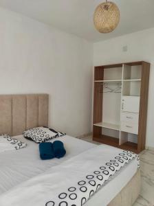 une chambre avec un grand lit avec des oreillers bleus dans l'établissement Résidence la Rivière Ambohijanahary, à Abohijanahary