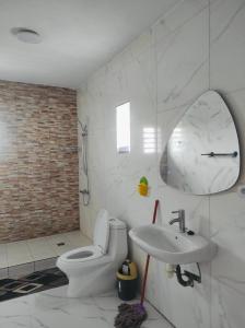une salle de bain blanche avec toilettes et lavabo dans l'établissement Résidence la Rivière Ambohijanahary, à Abohijanahary