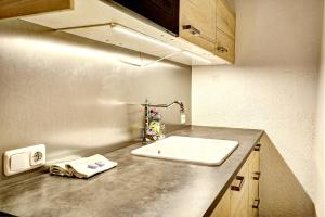 un comptoir de cuisine avec un évier dans une cuisine dans l'établissement GUT Edelweiss, à Kaprun 48 autres photos