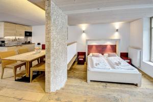 - une chambre avec un lit et une table à manger dans l'établissement GUT Edelweiss, à Kaprun