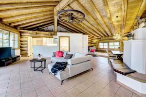 un salon avec un canapé et une table dans l'établissement GUT Edelweiss, à Kaprun