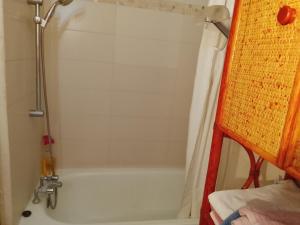 Un baño con bañera y cortina de ducha. en 5 minute Eiffel tour and Louvre meysm ,aewsome appartement 2 bed , center ,gorgeous place, en Levallois-Perret 4 fotos más