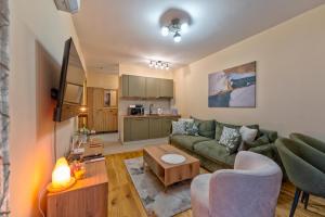 ズラティボールにあるZlatibor Villa, Sauna, Free Parking near Lake and Ski Centerのソファとテーブルのあるリビングルーム