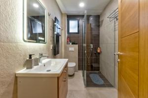 ズラティボールにあるZlatibor Villa, Sauna, Free Parking near Lake and Ski Centerの洗面台とシャワー付きのバスルーム +30枚の写真