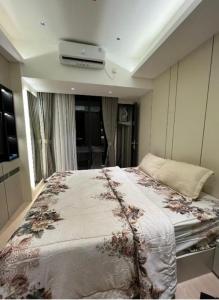 a bedroom with a bed with a television on the ceiling at Aldrich axelle pollux in Bagam