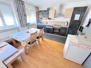 Η κουζίνα ή μικρή κουζίνα στο Apartmenthaus Wohnbau GmbH Gebrüder Laurent