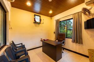 Una televisión o centro de entretenimiento en Dandeli Cottages - Resort