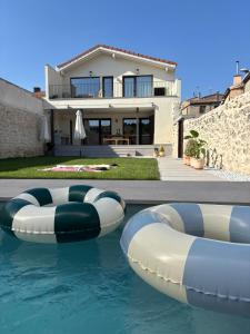 Πισίνα στο ή κοντά στο Can Olivera Lujo rural con piscina climatizada