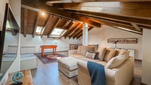 a living room with a couch and a table at Guils Cal Peiró in Guils de Cerdaña