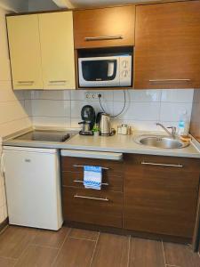 Кухня или мини-кухня в Jázmin Apartmanok Mórahalom
