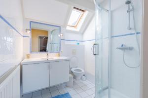 a bathroom with a sink and a shower and a toilet at Vrijvakantiehuis Herenhof in Domburg +34 photos