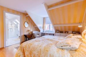 a bedroom with a large bed and a bathroom at Vrijvakantiehuis Herenhof in Domburg