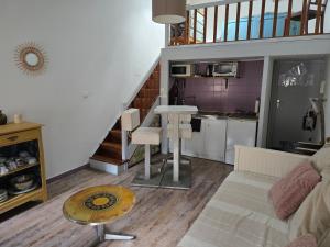 a living room with a table and a kitchen at studio centre ville in Privas