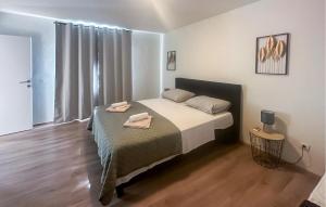 a bedroom with a bed with two towels on it at Nice Home In Benkovac in Benkovac