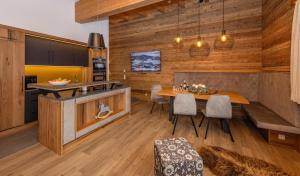 ครัวหรือมุมครัวของ Bachgut, das Resort am Berg - Chalet 3 +14 ภาพ
