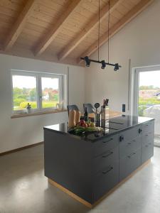 Una cocina o cocineta en Grüne Gams - Neubau Designwohnung mit 2 Balkonen