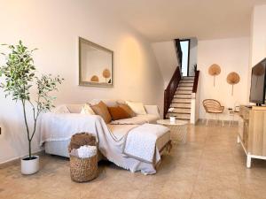 a living room with a bed and a couch at Casa amplia y tranquila en Fuerteventura in Puerto del Rosario