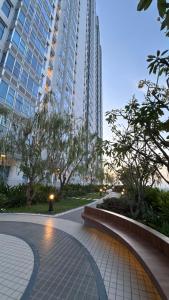 een loopbrug in een stad met een hoog gebouw bij Apartemen Anderson 28 Pakuwon mall Luxury Studio Apartment Connecting Mall, Pool & City View in Surabaya