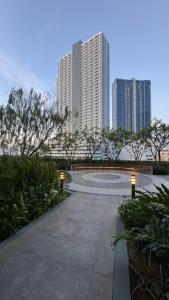 een loopbrug in een stad met hoge gebouwen bij Apartemen Anderson 28 Pakuwon mall Luxury Studio Apartment Connecting Mall, Pool & City View in Surabaya