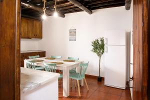 una cucina con tavolo con sedie e frigorifero di Staymoz a Estremoz Altre 31 foto