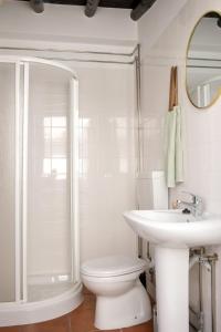 un bagno bianco con un water e un lavandino di Staymoz a Estremoz