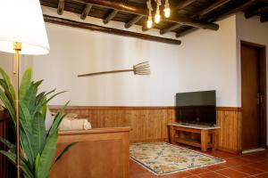 un soggiorno con una televisione e una forchetta sul muro di Staymoz a Estremoz