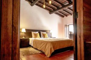 una camera da letto con un letto in una stanza di Staymoz a Estremoz