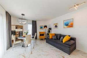una sala de estar con un sofá y una mesa en Moonlight Luxury Apartment, en Kaštela