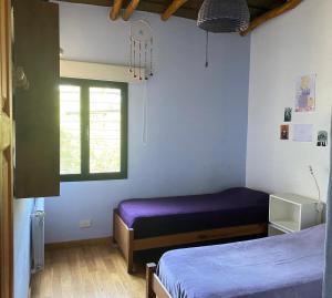 Un dormitorio con dos camas y una ventana. en House of culture and meetings, en Vaqueros 66 fotos más