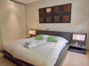 Giường trong phòng chung tại Spa Apartment with Private Pool