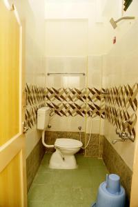 y baño con aseo y ducha. en Shubhanga Residency en Srikalahasti