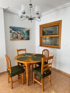 トレビエハにあるCasa del solの木製のテーブルと椅子のあるダイニングルーム