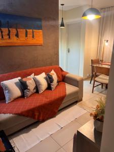 Et opholdsområde på Apartamento aconchegante.