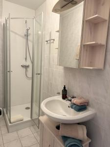 a bathroom with a sink and a shower at Ferienwohnung Schmücke zum Prinzenweg in Oberhof