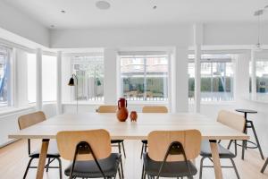 a dining room with a table and chairs at Blueground Fitzrovia spa nr Oxford St LON-178 in London +21 photos