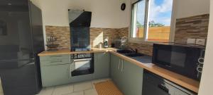 Η κουζίνα ή μικρή κουζίνα στο LA MAISON COSY, F3 Moderne, Lumineux & Fonctionnel - 10 mn de L'aéroport Roland Garros