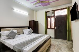 a bedroom with a bed and a ceiling fan at Hotel Sunshine By The Premium Villa in New Delhi +25 photos