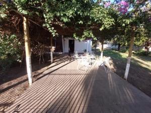 ein Bürgersteig mit Stühlen und Bäumen in einem Park in der Unterkunft Cold Fence in Frías