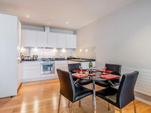 Una cocina y un comedor con mesa y sillas. en Apartment 50, en Westward Ho