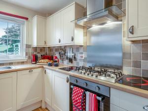 Η κουζίνα ή μικρή κουζίνα στο Barn Owl Cottage - 27941 +12 φωτογραφίες