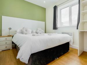 a bedroom with a large white bed with white pillows at Hare Lodge - Uk30604 in Pidley