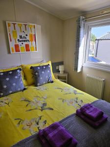 Кровать или кровати в номере Seaside Caravan Home +35 фотографий