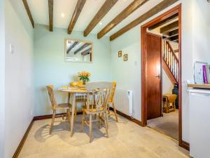 eine Küche und ein Esszimmer mit Tisch und Stühlen in der Unterkunft Black Bull Cottage in Ugthorpe