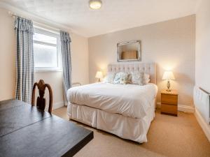Una cama o camas en una habitación de The Suite - Uk34007