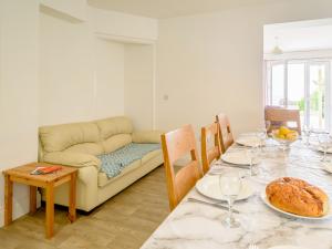 Ruang duduk di Beachside, West Yardley House - Uk31200