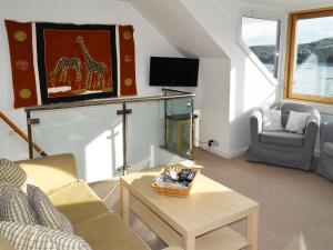 ein Wohnzimmer mit Sofa und Tisch in der Unterkunft Quays Cottage in Salcombe