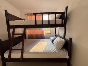 a bunk bed in a room with a bunk bedutenewayewayangering at Pacific House - descanso cerca del mar, Manta in Manta +38 photos
