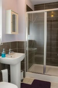 Ένα μπάνιο στο Spacious I Off Street Parking I Families & Contractors
